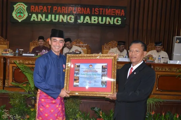 Zola Dinobatkan Sebagai Pembina Seni Budaya Dan Pariwisata